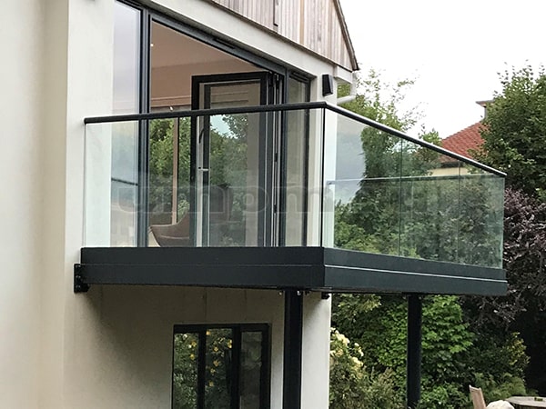 Перила со стеклом для балконов
